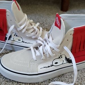 NWT VANS PEANUTS DOG HOUSE COLLECTION
